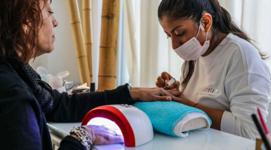 table de manucure professionnelle