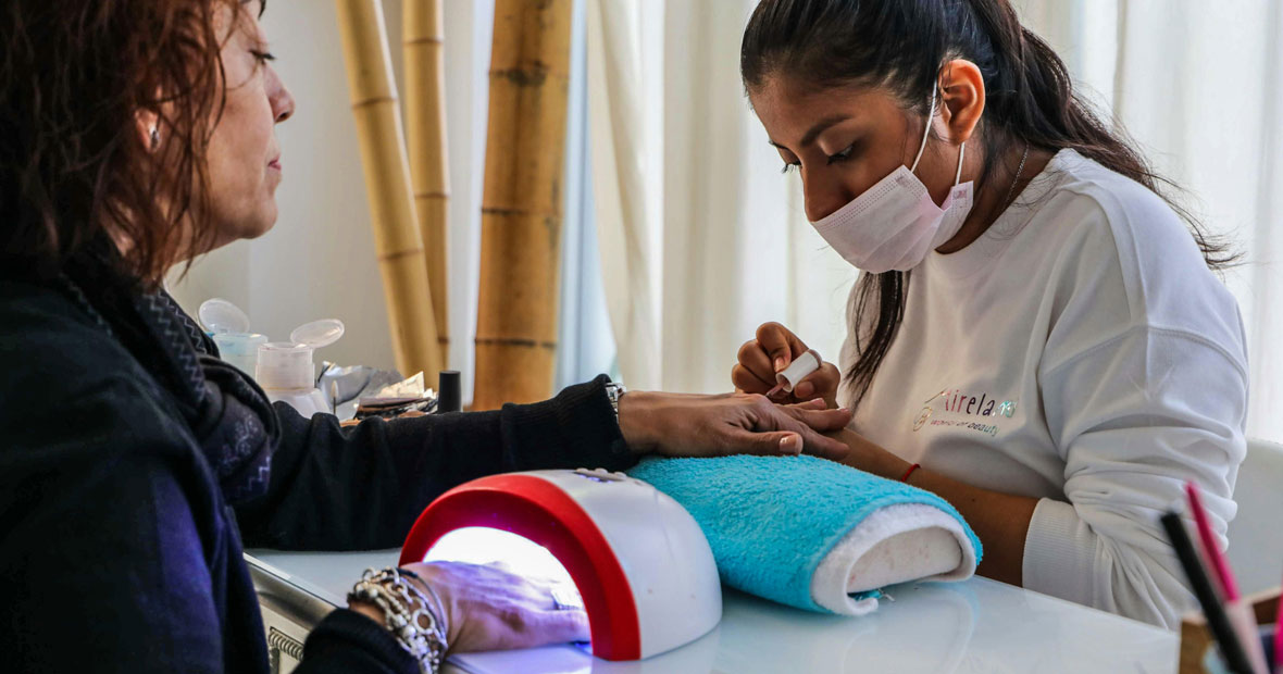 table de manucure professionnelle